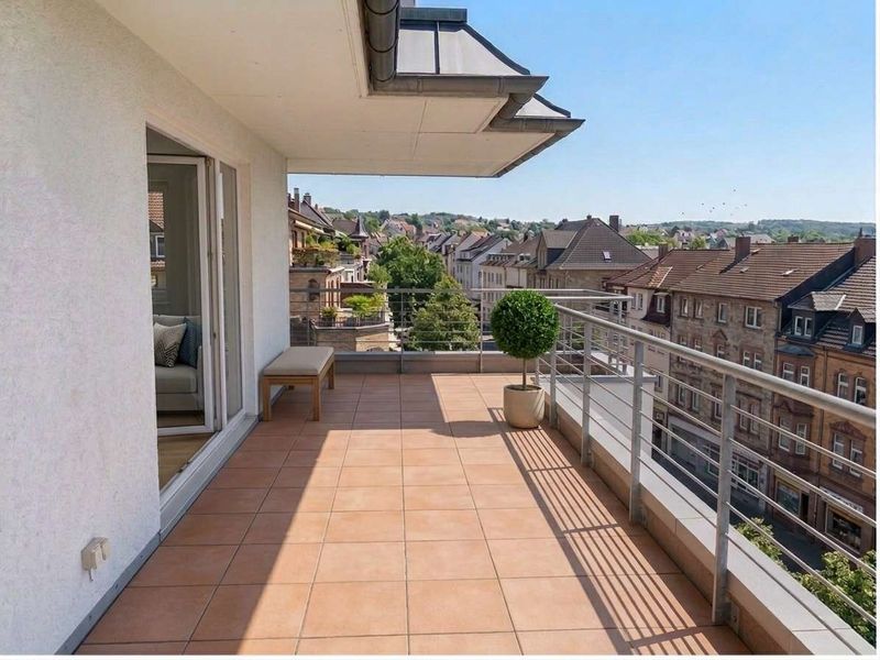 Top-Floor-Appartment mit großem Balkon